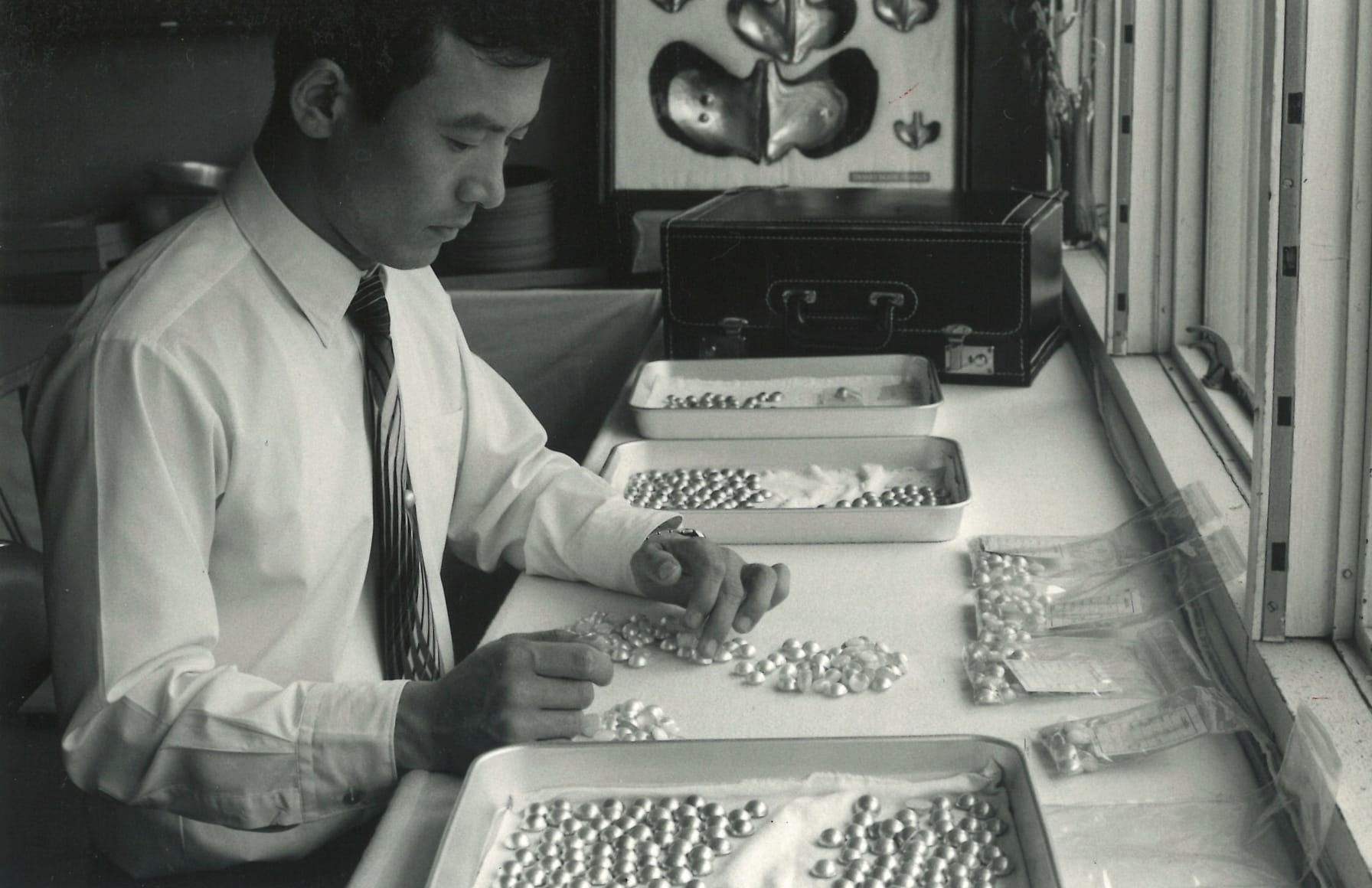 田﨑先生建立了自己的珍珠研究所，并于 1970 年成功完成了马贝珍珠的养殖，TASAKI就此成为世界上第一个成功养殖马贝珍珠的品牌，拥有迷人霓虹光泽的马贝珍珠曾一度濒临灭绝，TASAKI为这种几乎销声匿迹的海洋宝藏的大规模生产带来了新的曙光。