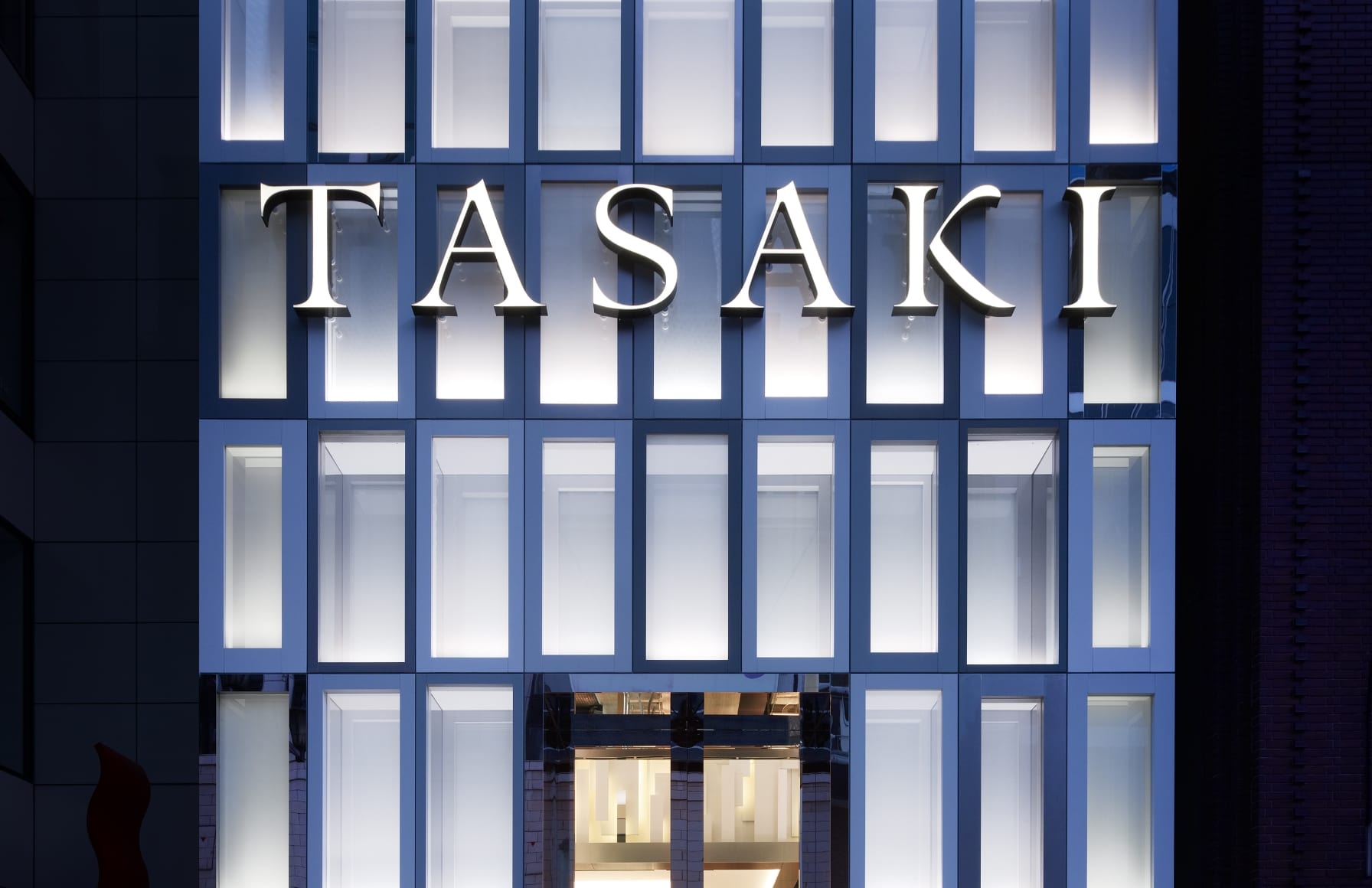 2009年，品牌从田崎珍珠更名为TASAKI，次年银座旗舰店重装开业。不仅如此，TASAKI还聘请了年轻而富有创造力的时装设计师担任品牌创意总监，不断向世人展示充盈变化与活力的珠宝作品。
