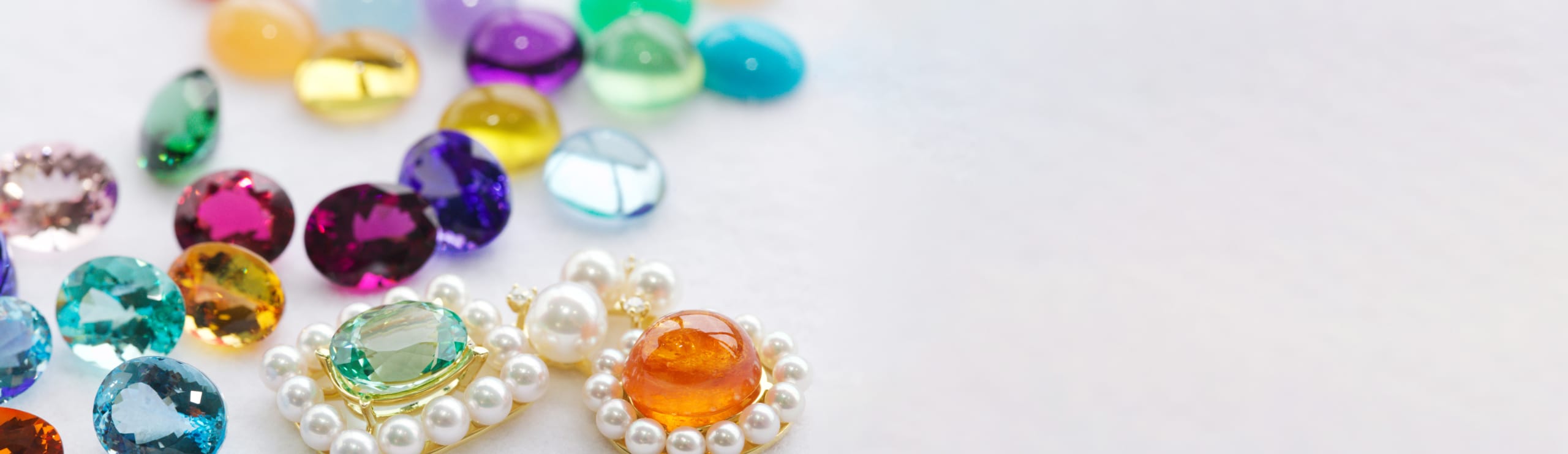 THE WORLD OF COLOURED <br>GEMSTONES