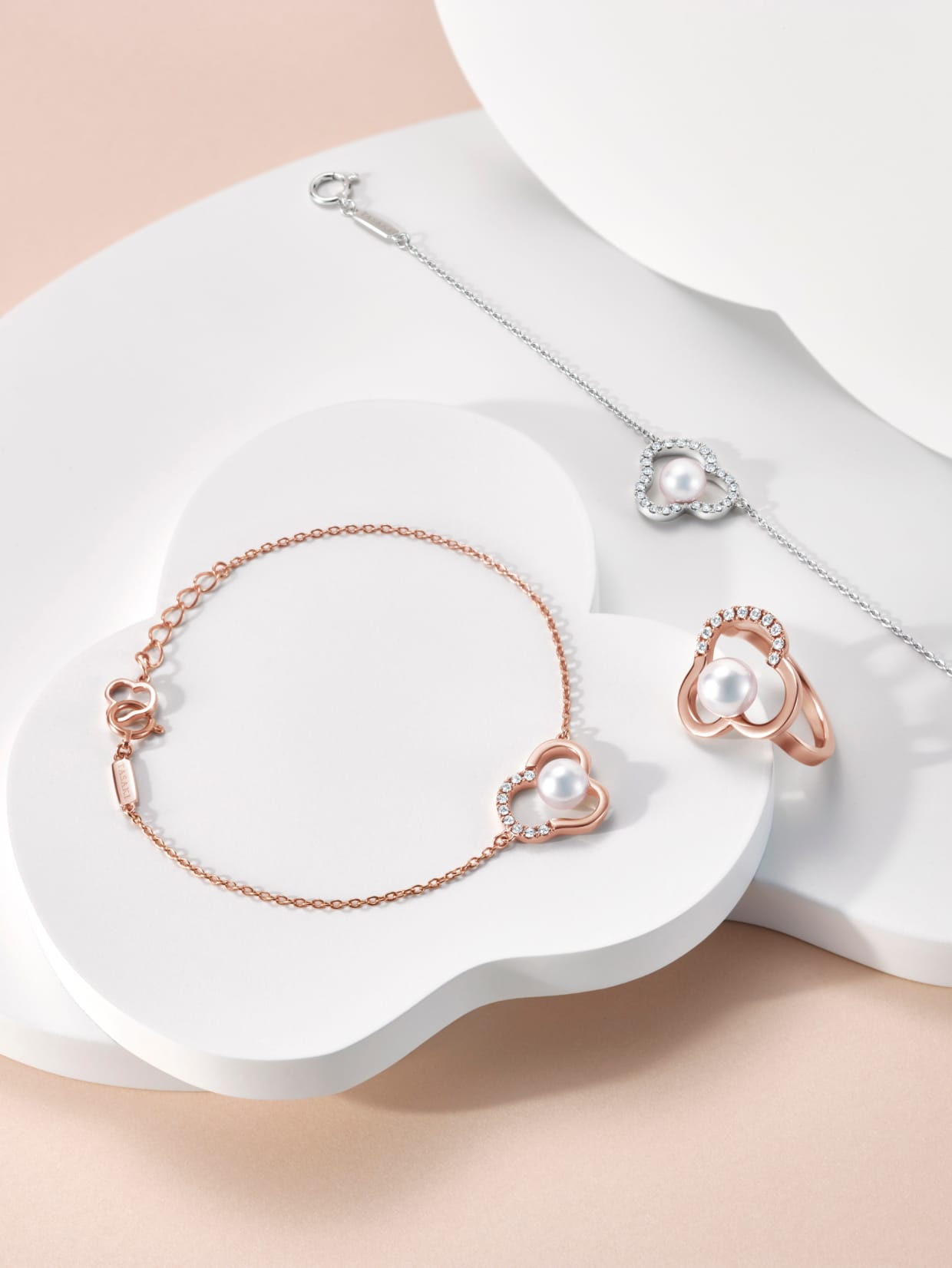 娇美的花卉元素成为穿搭中的点睛之笔